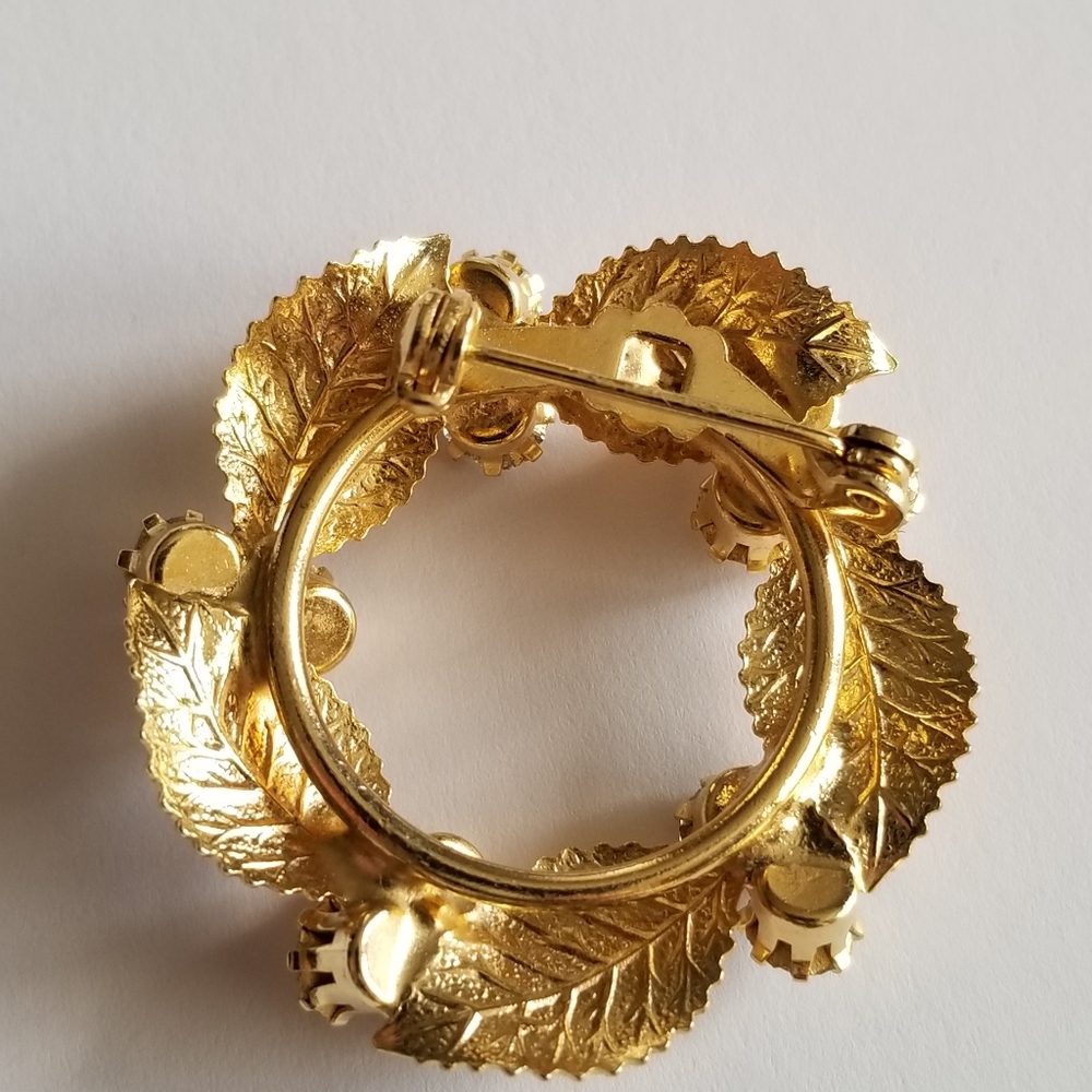Vintage brooch leaves and clear rhinestones broach pin gold tone circle - Picture 5 of 8